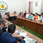 मुख्यमंत्री धामी ने निर्देश दिए कि विभाग आपसी जिम्मेदारियों को एक-दूसरे पर न डालें और सभी कार्य निर्धारित समय सीमा में पूर्ण हों