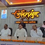 मुख्यमंत्री धामी ने कहा कि हमने सड़कों पर कब्जा कर धार्मिक आयोजन करने वालों के लिए सख्त दिशा निर्देश जारी किए हैं जिसके अंतर्गत हमने यातायात को बाधित कर सड़कों पर नमाज पढ़ने पर रोक लगाई है।