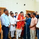 मुख्यमंत्री धामी ने अधिकारियों को निर्देश दिये कि जन समस्याओं के समाधान में अनावश्यक विलंब न हो और संबंधित लोगों को समयबद्ध राहत उपलब्ध कराई जाए