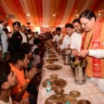 मुख्यमंत्री धामी ने देश के विभिन्न राज्यों से आए शिवभक्त कांवड़ियों के बीच पहुंचकर उनका स्वागत किया और अपने हाथों से भोजन परोसा
