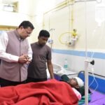 मुख्यमंत्री धामी ने श्रमिकों से उनके स्वास्थ्य एवं उपचार के बारे में जानकारी ली तथा अस्पताल में उपलब्ध कराई जा रही चिकित्सा व्यवस्थाओं के संबंध में चिकित्सकों से भी जानकारी प्राप्त की