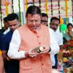 मुख्यमंत्री धामी ने खुद खरीदे स्वयं सहायता समूहों के स्थानीय उत्पाद, मातृशक्ति के स्वरोजगार और ‘वोकल फॉर लोकल’ को दिया मजबूत संदेश