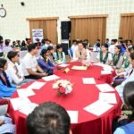 युवा सोच को सम्मान, प्रतिभा को अवसर—धामी सरकार ने 140 विद्यार्थियों को संवाद का मंच दिया