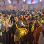 मुख्यमंत्री पुष्कर सिंह धामी ने स्वयं ढोल बजाकर जनजातीय संस्कृति के प्रति व्यक्त किया सम्मान